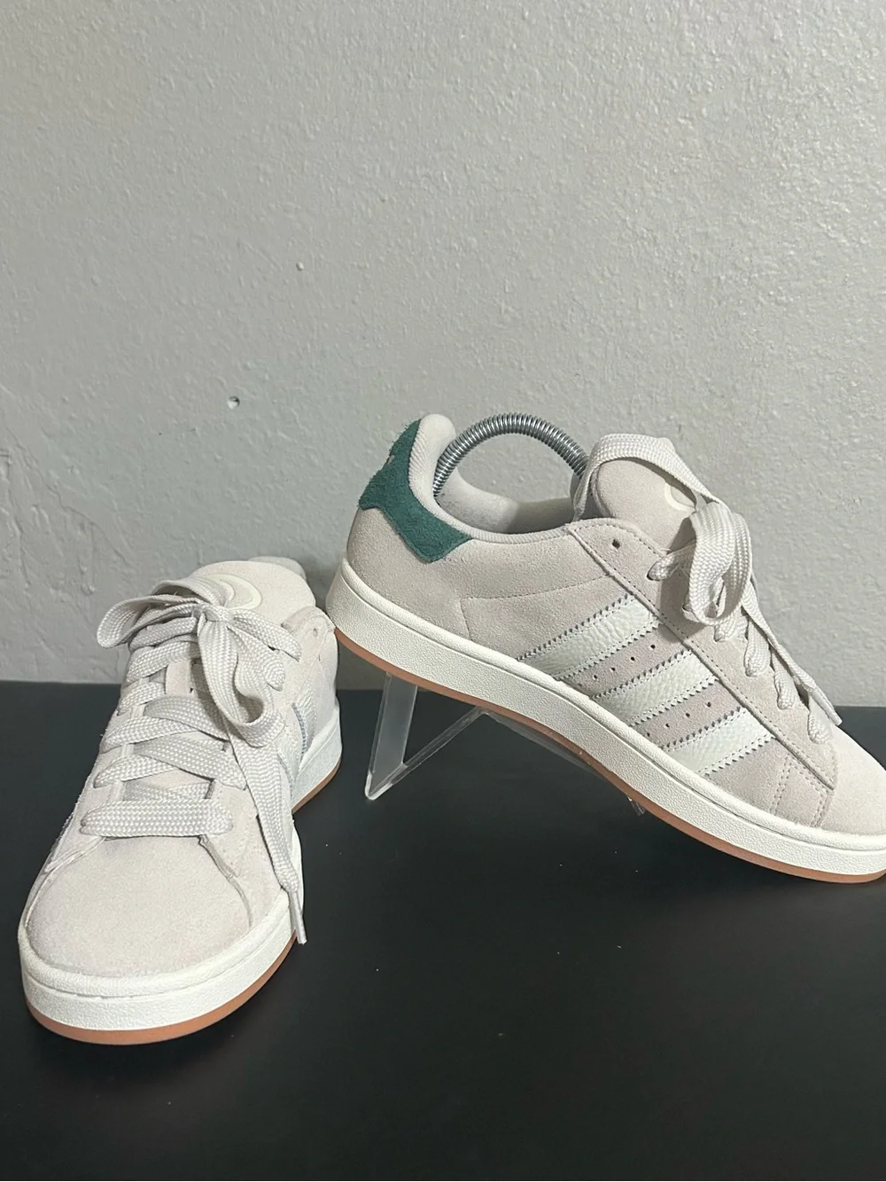 NEW Adidas  Campus Suede Sneakers in Off-White with Green Heel Tab size 9
